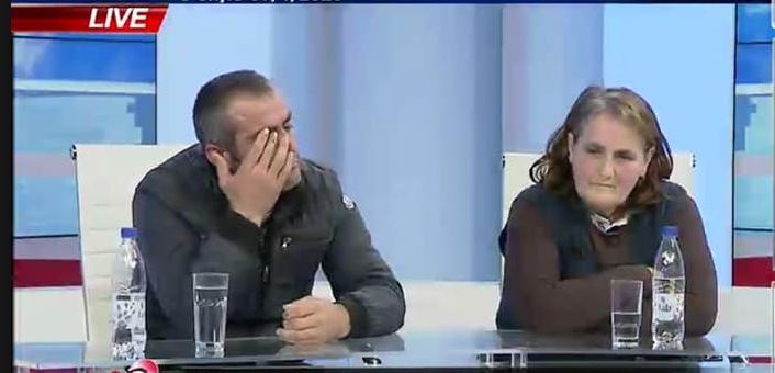 “Gënje në polici që më ke rrahur, ose nuk sheh 3 fëmijët”- bashkëshortja ndan burrin nga të vegjlit për letrat franceze