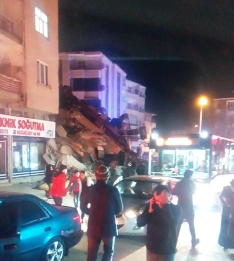 Tërmet i frikshëm në Turqi, shemben pallate FOTO & VIDEO)