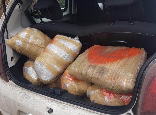 Sekuestrohen 46 kg marijuanë në kufirin greko-shqiptar, 2 në pranga 1 në kërkim