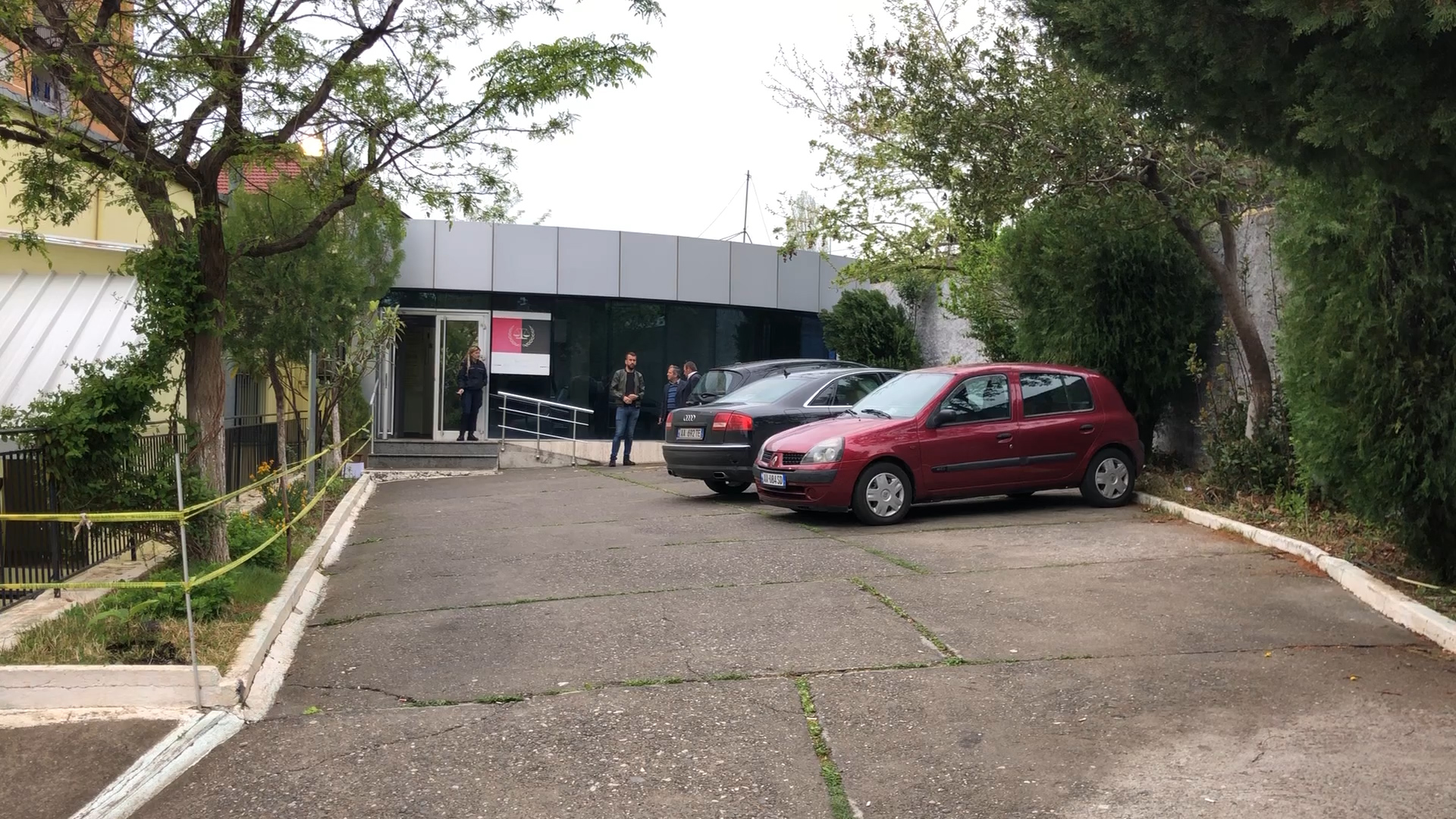 Dyshohet se përdhunoi të miturën, 60-vjeçari e merrte në makinë çdo ditë pas shkolle