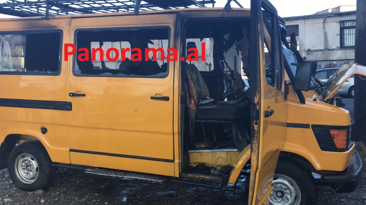 Përfshihen nga flakët furgoni dhe makina në Shkodër e Pogradec