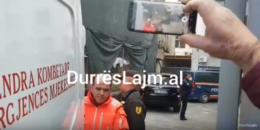 Durrës, ndihet keq një nga të pandehurit në sallën e gjyqit (FOTO & VIDEO)