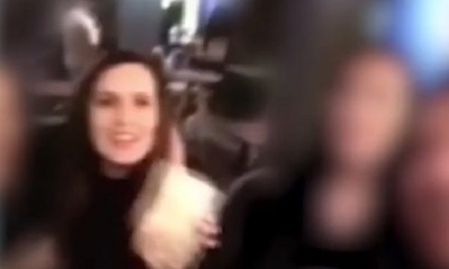 Gruaja e ministrit shqiptar duke festuar me një grusht parash në duar