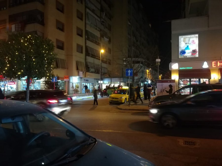 Grabitje me maska, policia rrethon zonën (FOTO)