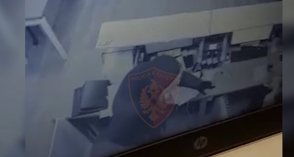 Shikoni si u grabit institucioni financiar te Komuna e Parisit, arrestohet 28-vjeçari (VIDEO)