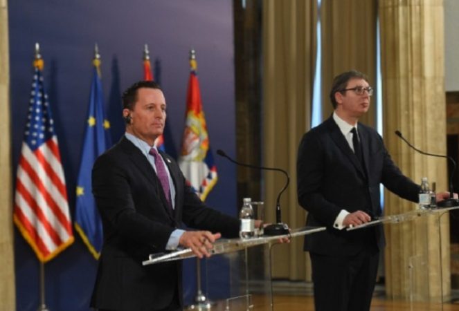 Kërcënon i dërguari i Trump gjatë konferencës me Vuçiç: SHBA tërhiqet nëse nuk arrini marrëveshje me Kosovën!