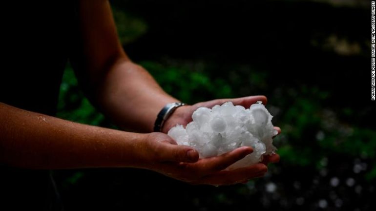 “Çmendet” moti në Australi, breshër në madhësinë e topave të golfit! (VIDEO)