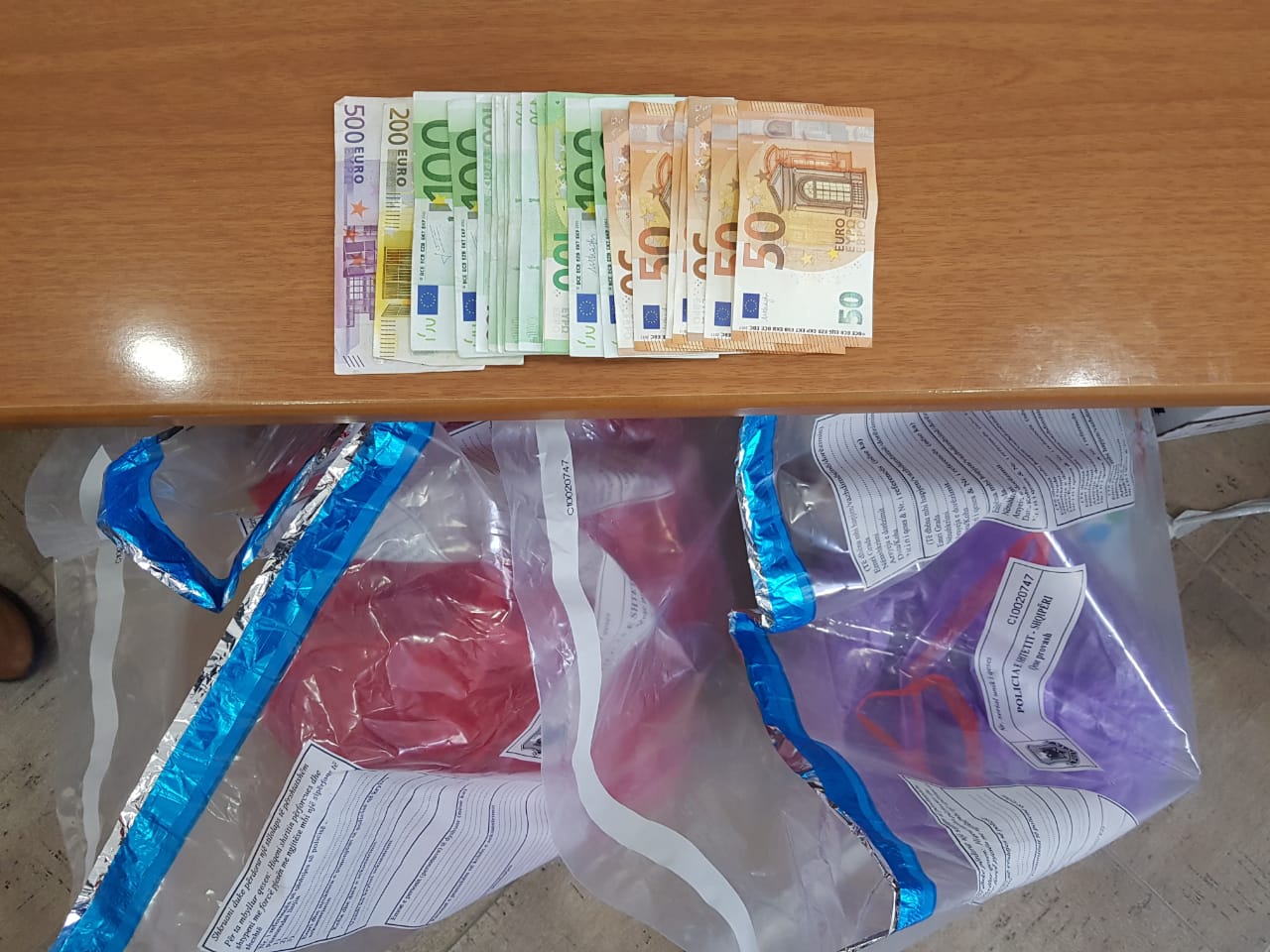 Tenton t’i ikë policisë, hedh nga makina thesin me kanabis