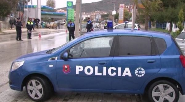 Po kalonin rrugën për në shkollë, makina përplas tre fëmijë