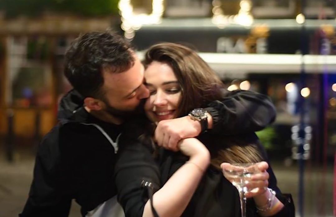 U martua pak muaj më parë, moderatorja në pritje të ëmbël