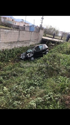 Përplaset me urbanin, makina përfundon në kanal (FOTO)