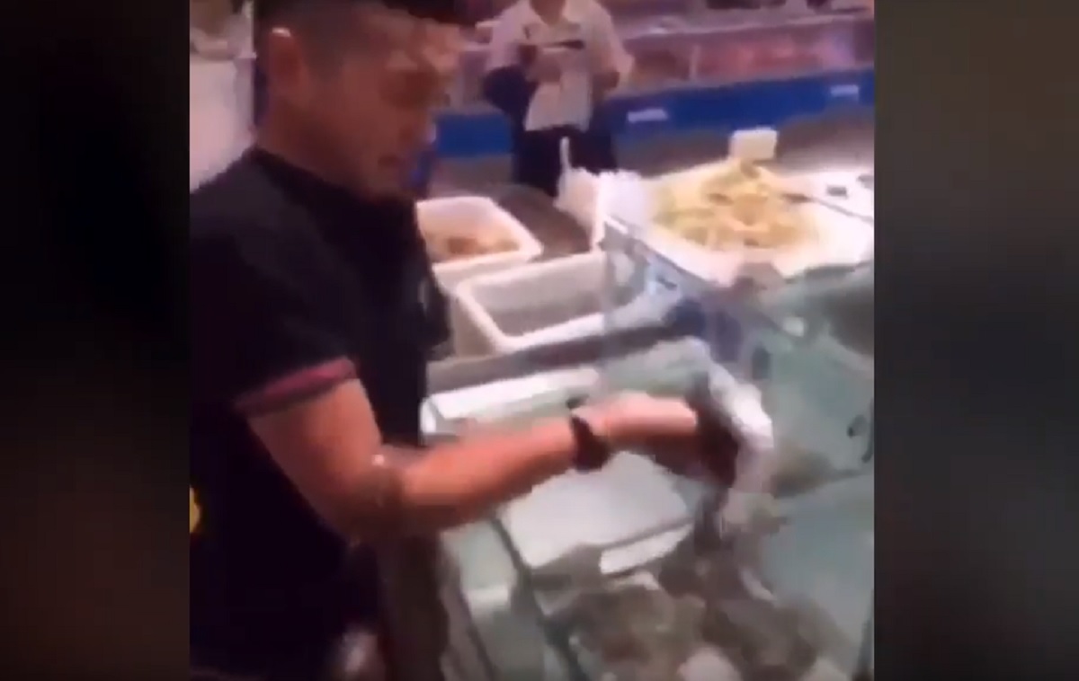 VIDEO/ Djali kinez ha bretkosën të gjallë, shpërthejnë komentuesit: Nga njerëz si ty përhapet virusi