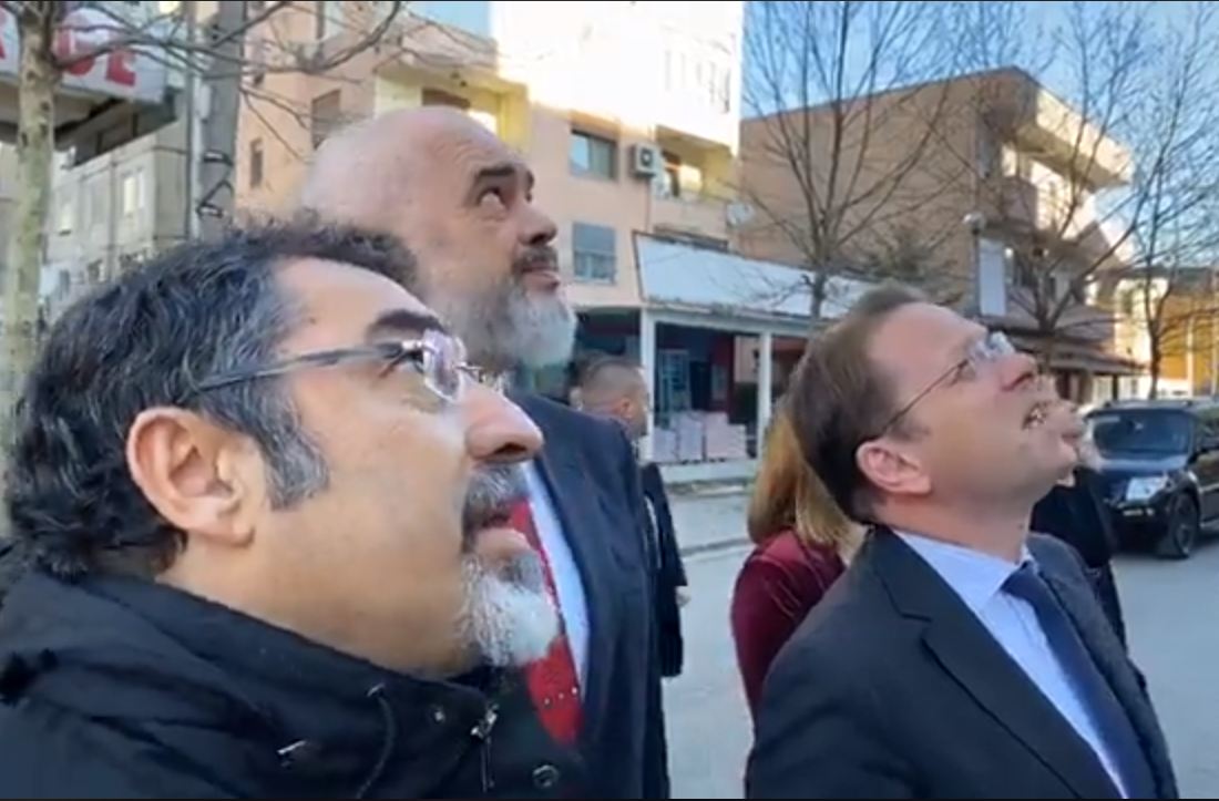 Rama dhe komisioneri Várhelyi në Durrës, banorët: Çfarë do bëhet me ne?!