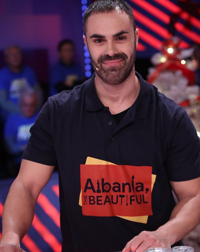 Landi Hysi pranon se është i dashuruar (FOTO)