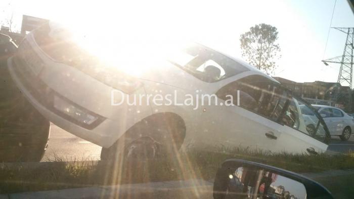 Përplasen dy makina në autostradë, njëri nga mjetet përfundon sipër tjetrit (FOTO)