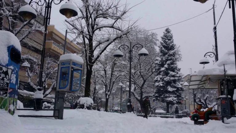 Stuhi dëbore dhe erëra të forta godasin Greqinë