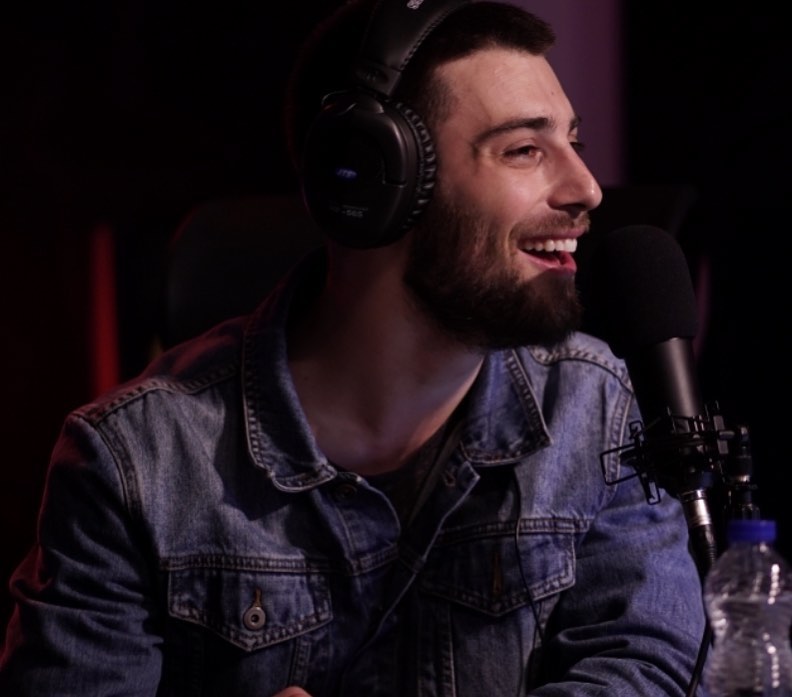 Baba në moshën 21-vjeçare, moderatori ndahet nga partnerja