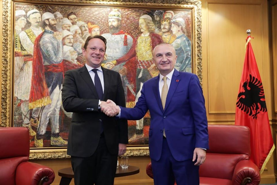 Presidenti Meta pret komisionerin Varhelyi