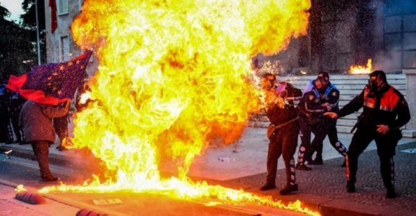 Shqiptari lyhet me benzinë dhe i vë flakën vetes para Parlamentit Evropian