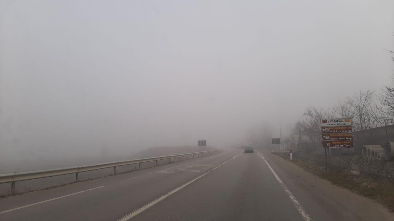 Mjegulla mbulon juglindjen, policia apel drejtuesve të mjeteve