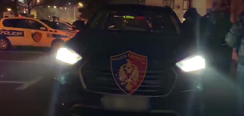 Vunë gjobë 21 mijë euro, arrestohen dy të ‘fortët’ nga Durrësi e Tirana. Ishin gati të merrnin lekët (VIDEO)