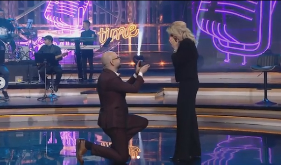 Moderatori propozon për martesë të dashurën në emision (VIDEO)