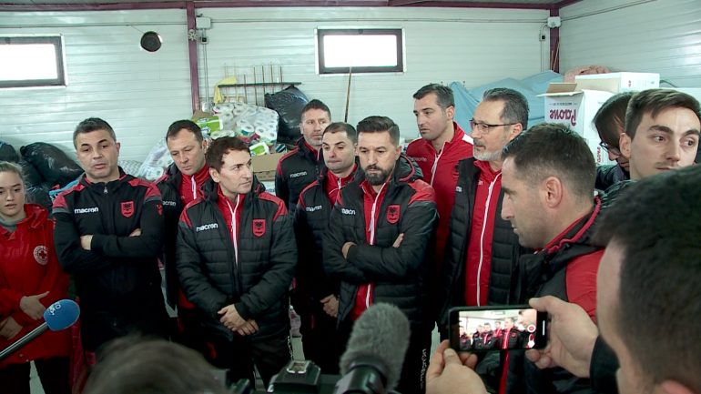 Ndeshja e bamirësisë, yjet e futbollit europian vizitojnë zonat e prekura nga tërmeti