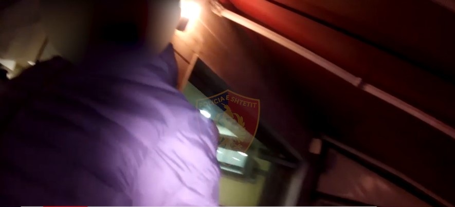 Kërcënon me armë qiradhënësen e lokalit, pranga 43-vjeçarit