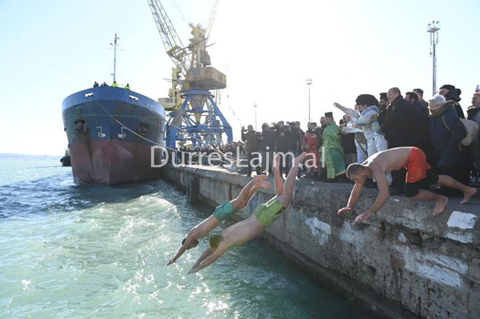 Dita e Ujit të Bekuar/ 3 të rinj futen mes acarit në det, ja kush e kapi kryqin në Durrës (VIDEO)