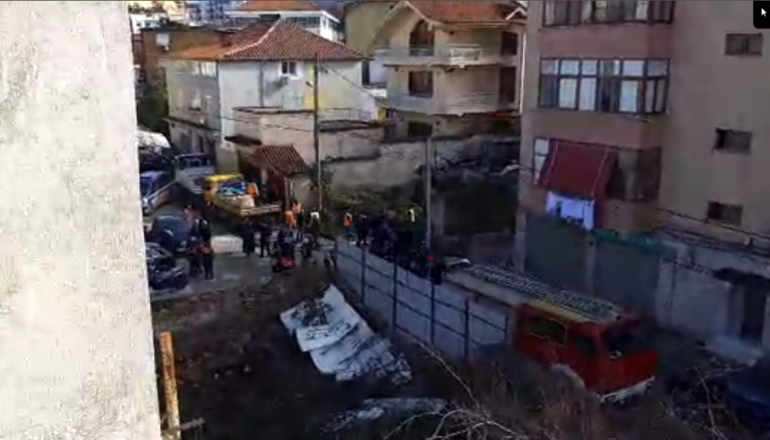 IKMT do shembë 10 banesa, banori: Nëna ime është tërhequr zvarrë nga forcat bashkiake