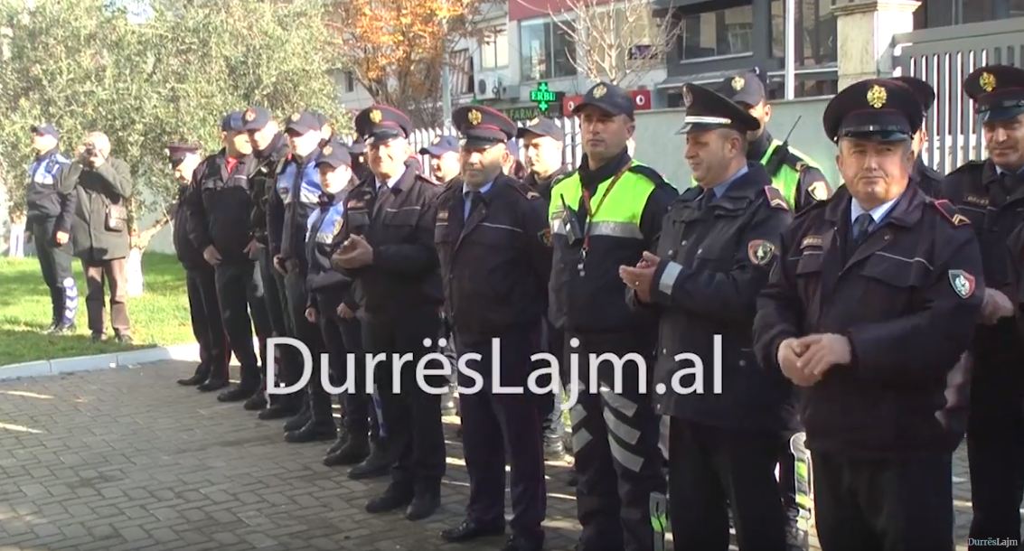 Efektivët e Durrësit festojnë 107-vjetorin e krijimit të policisë me xhepat bosh (VIDEO)