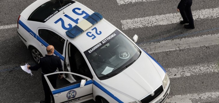 Shqiptari kërcënon se do hidhet nga ura, e shpëton polici grek