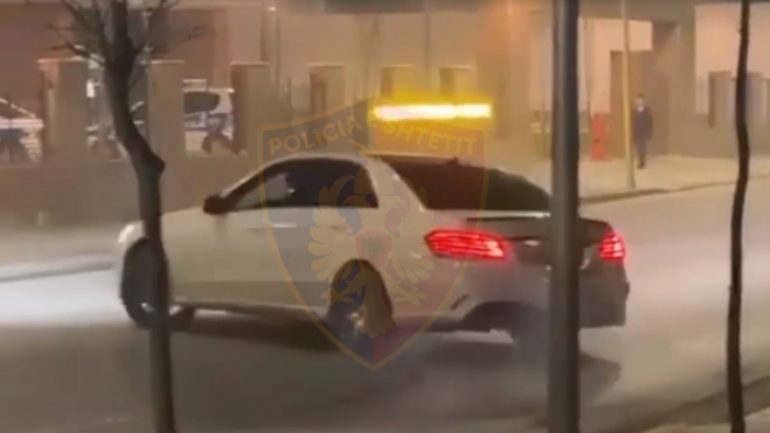 Manovra të rrezikshme me “Benz”-in pranë komisariatit të policisë, ndalohet i riu (VIDEO)