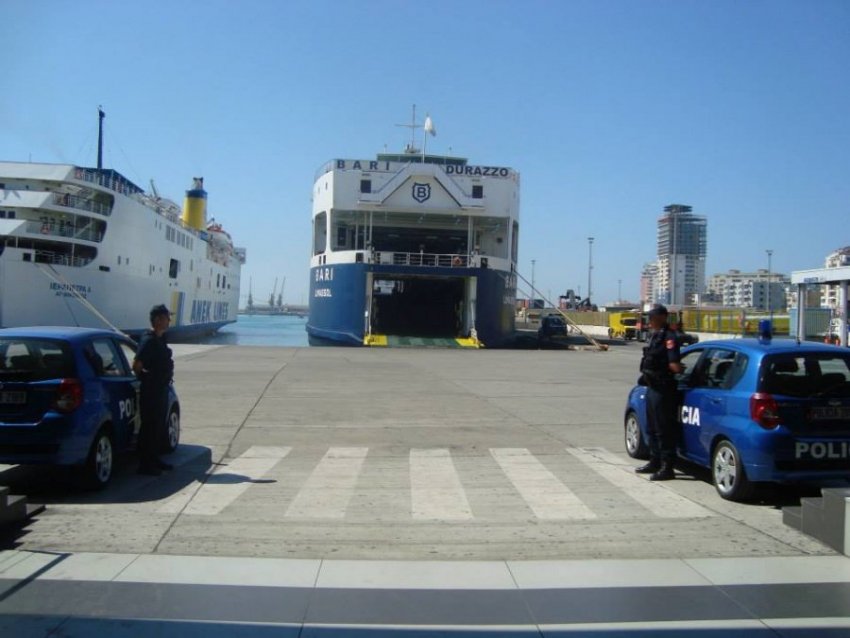 Dëmton me “Land Rover” traun e hyrjes në portin e Durrësit, pranga të dehurit