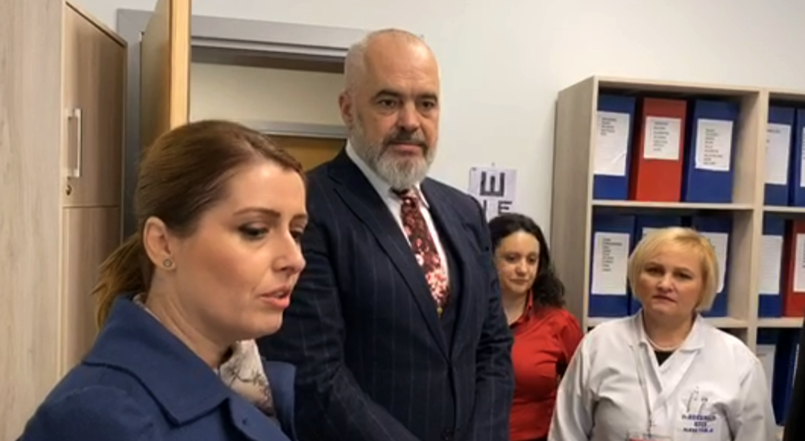 Shërbimet për qytetarët kthehen online, Rama: Askush nuk do të ikë nga puna