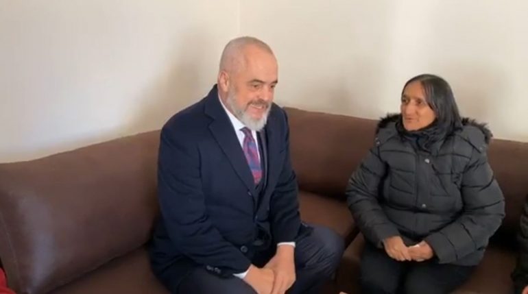 Qëndroi 13 orë nën rrënoja dhe humbi nënën, Rama në familjen e prekur nga tërmeti në Durrës: Do iu jemi pranë!