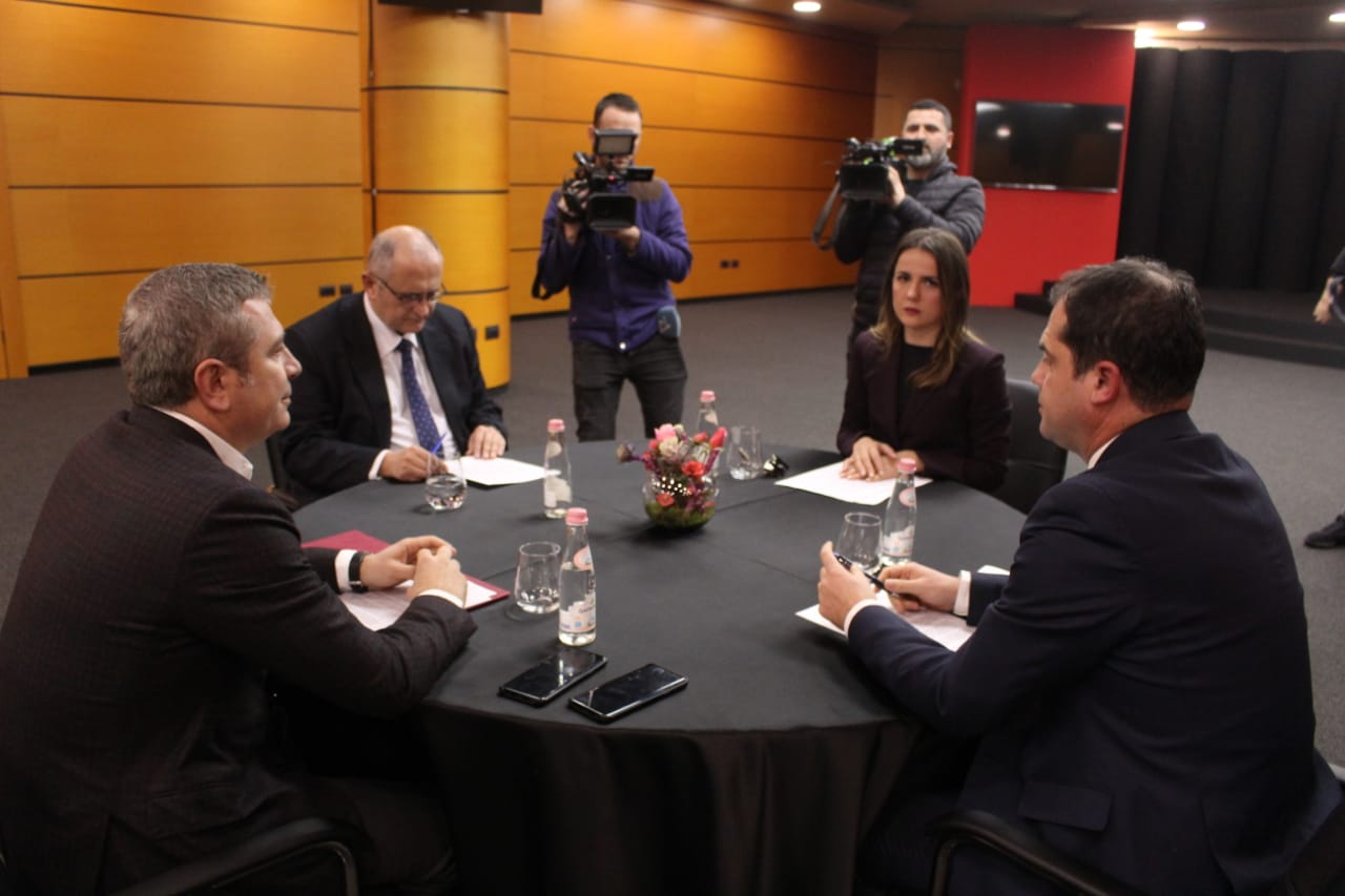 Tryeza e Reformës Zgjedhore/ DW: Hap drejt zhbllokimit të politikës në Shqipëri