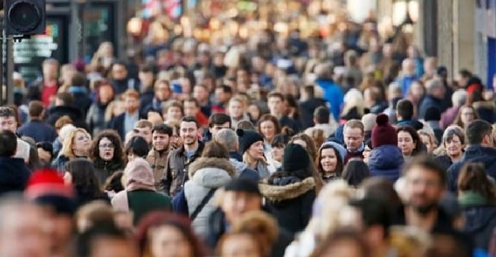 Qarqet me popullsinë më të re dhe më të vjetër në Shqipëri, sa është mosha mediane