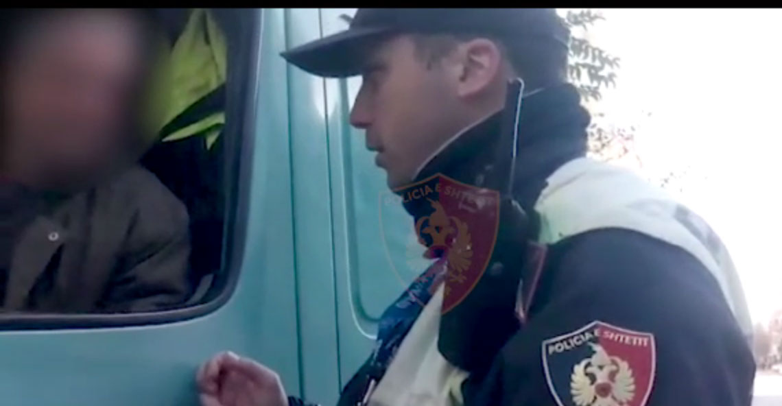 Tentuan të korruptonin me para policin, arrestohen dy shoferë (VIDEO)