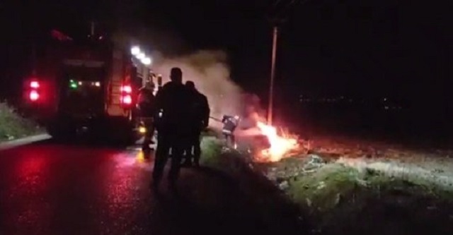 Makina del nga rruga dhe shpërthen në flakë