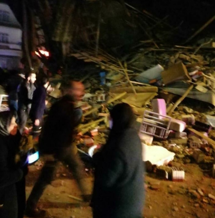 Ambulancat tek banesat e rrënuara, njerëzit në rrugë ulërasin nga frika e tërmetit (VIDEO)