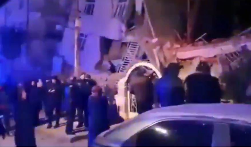 Tërmeti shkatërrimtar në Turqi, ka viktima. Lot dhe frikë tek banorët