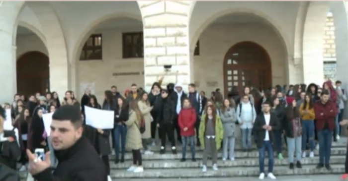 Studentët në Tiranë rinisin protestat, bojkotojnë mësimin