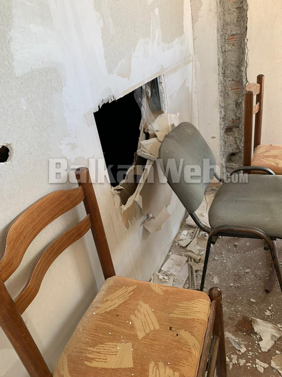 Vidhet televizioni lokal në Peqin, autorët shkatërrojnë studion dhe marrin televizorët