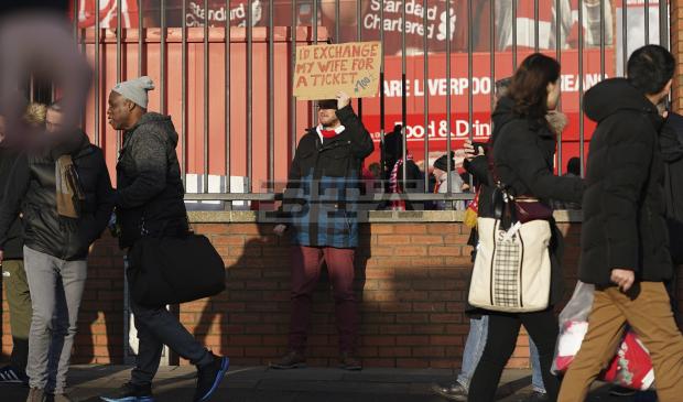 Tifozi bën ofertën e veçantë: Këmbej gruan për një biletë në “Anfield”