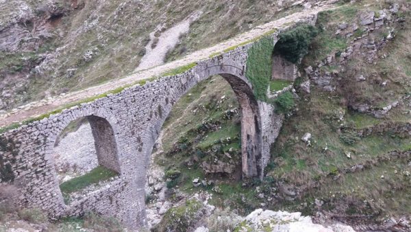 Emri/ Hidhet nga ura, gjen vdekjen e menjëhershme