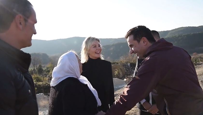 Familja Sala hyn në shtëpinë e re, u rindërtua nga Rita Ora (VIDEO)