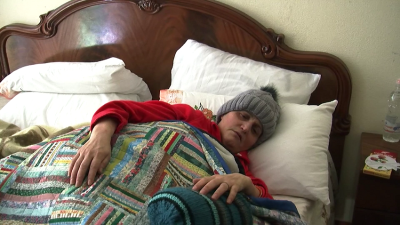 Apeli i dhimbshëm i gruas së pastrehë dhe të sëmurë në Durrës: Më ndihmoni!