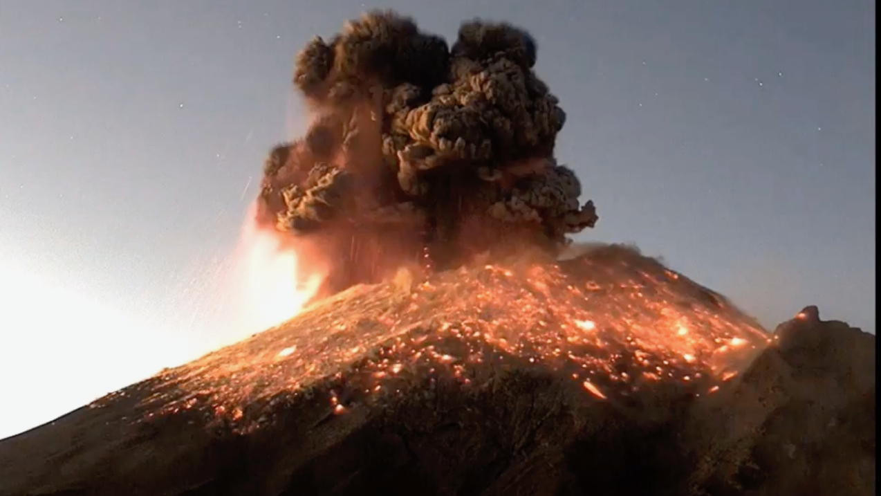 Momenti i shpërthimit të vullkanit, nga më të rrezikshmit në botë (VIDEO)