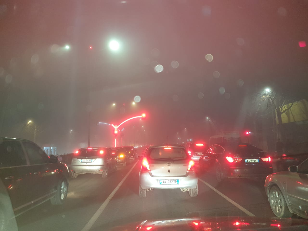 Mjegull e dendur në Tiranë, kujdes qarkullimin në rrugë! (FOTO)